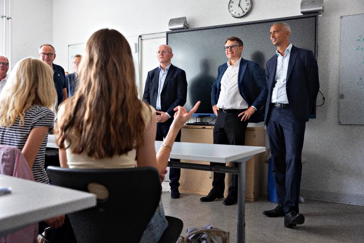 Undervisningsminister Mattias Tesfaye (S) og Dansk Erhvervs Brian Mikkelsen, besøgte i august Tranegårdskolen i Gentofte. Skolen var blandt de første i landet til at indføre smartphonefri skoledag, ligesom også fritidstilbuddene op til 6. klasse er mobilfri.  Foto: Brian Karmark
