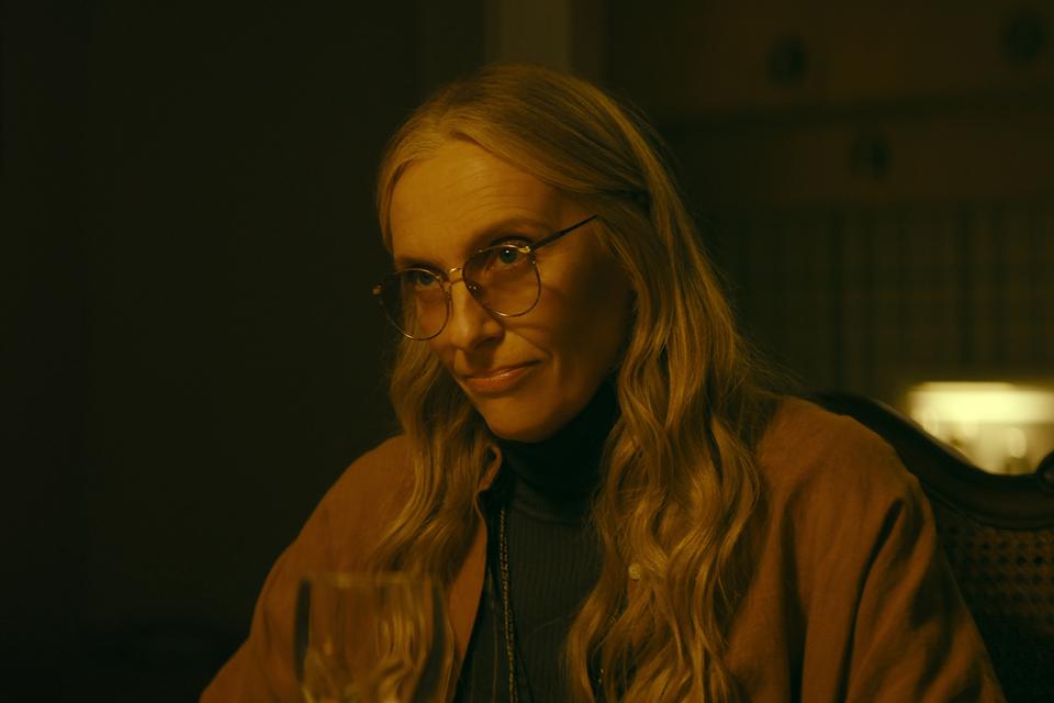 Toni Collette er skræmmende, ja monstrøs, som den slemme Evelyn. Foto: Netflix