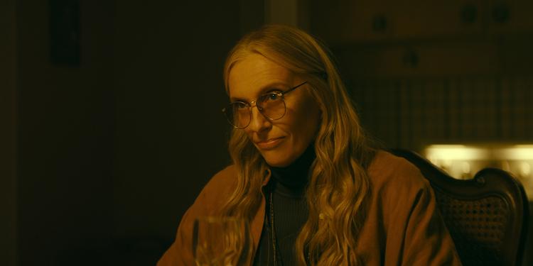 Toni Collette er skræmmende, ja monstrøs, som den slemme Evelyn. Foto: Netflix