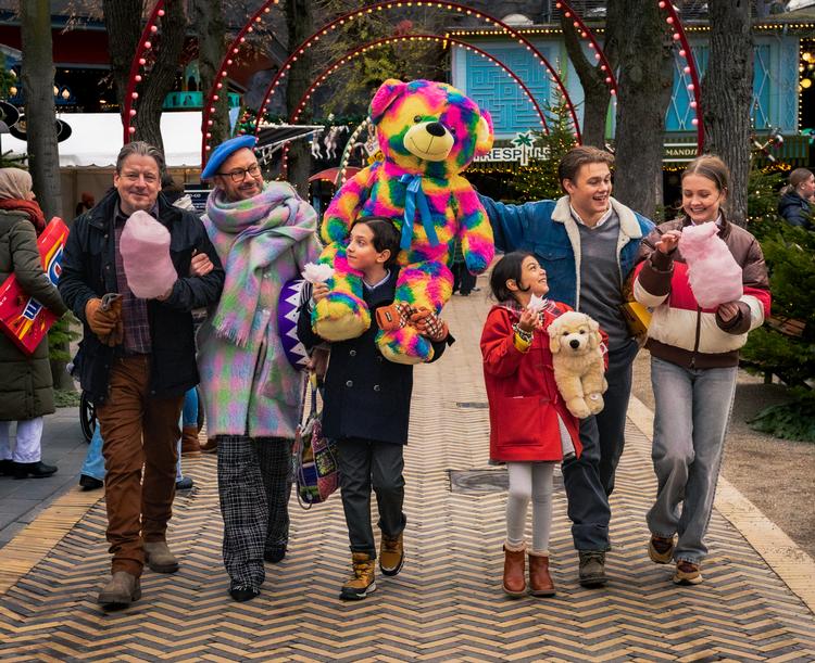 Børnelivet bliver én stor tivolitur, når Miss Nelly er på banen. Så tror pokker, ungerne fra Sølvgade vil have hende som erstatningsmor.  Foto: Anne Schwartz
