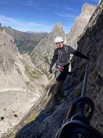Der er satme langt ned. Godt vi er spændt fast til en stålwire boltet ind i bjergvæggen i de italienske Dolomitter. Foto: Rasmus Gravesen 