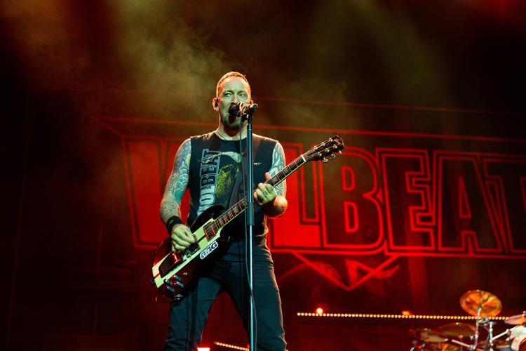 Forsanger Michael Poulsen og resten af Volbeat spillede for nylig koncert i Royal Arena på Amager. Til sommer gælder det metalfestivalen Copenhell på Refshaleøen. Foto: Peter Maunsbach