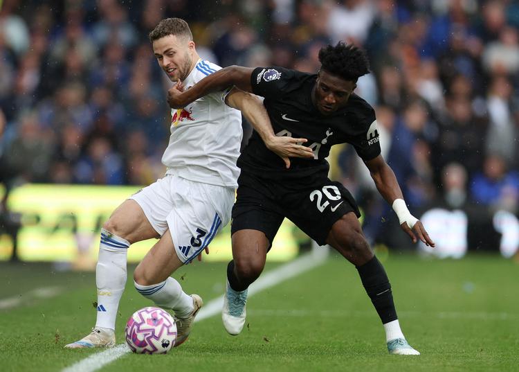 Mohammed Kudus (th) var med et mål og en assist kampafgørende for Tottanham i opgøret mod Leeds og Gabriel Gudmundsson (tv).  Foto: Chris Radburn/Ritzau Scanpix