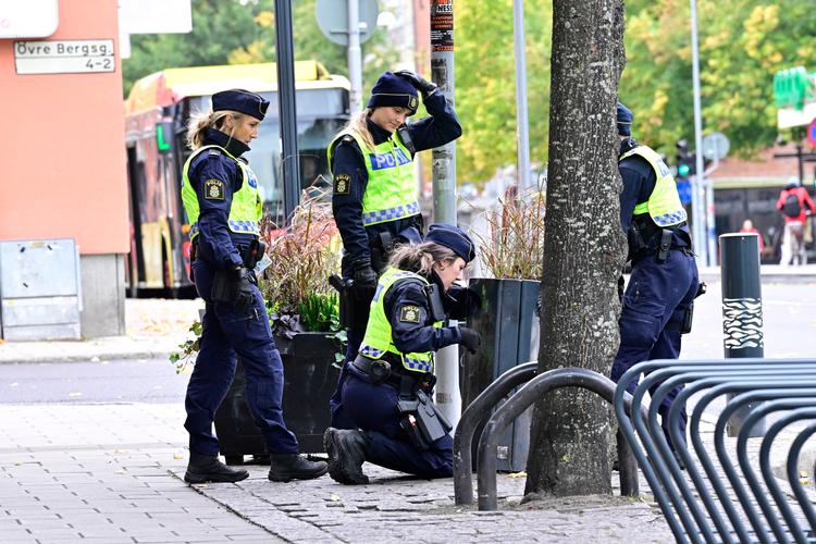 Politiet har lørdag ledt efter spor i området. Foto: 10030 Jonas Ekstromer/Ritzau Scanpix