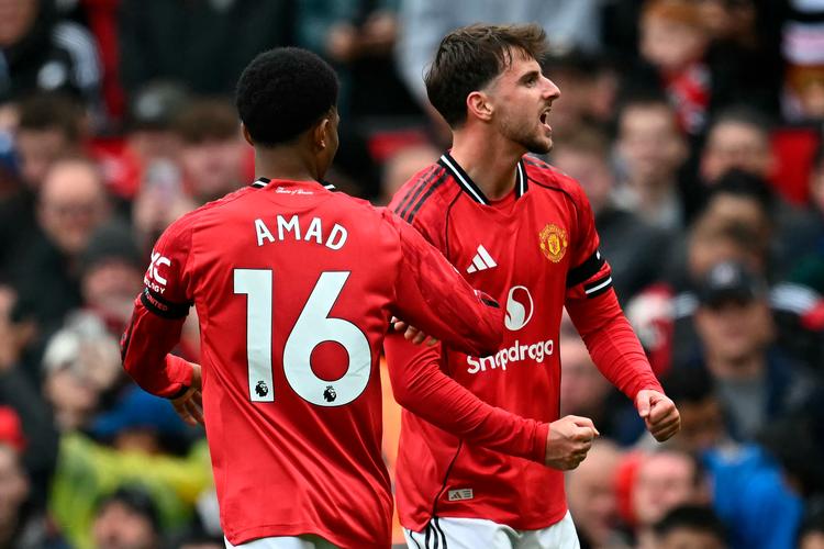 Mason Mount (th) jubler over sin scoring til 1-0 sammen med holdkammeraten Amad. Foto: Paul Ellis/Ritzau Scanpix