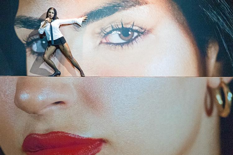 »The killer is in the audience«, synger Helin Erdem og kigger ned på publikum, så der ikke er så meget at misforstå. Foto: Emil Holm