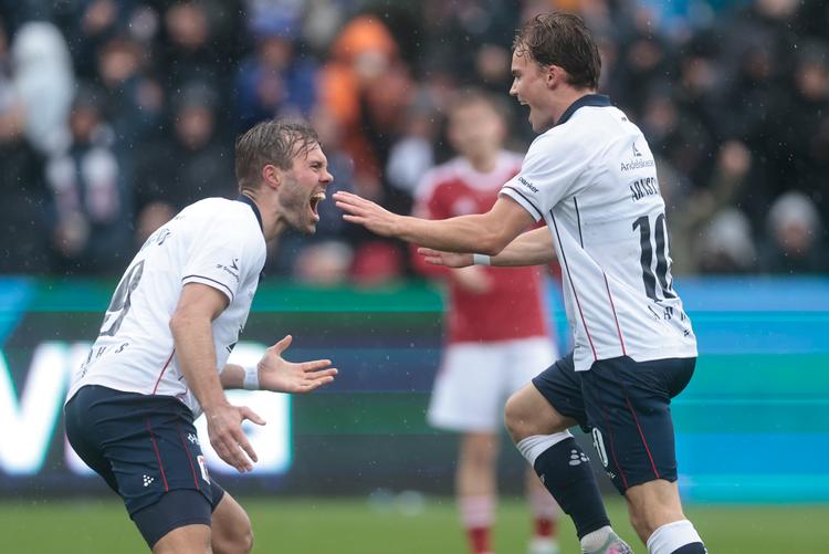 Kristian Arnstad og Patrick Mortensen fejrer nordmandens scoring til 1-0. Foto: Mikkel Berg Pedersen/Ritzau Scanpix