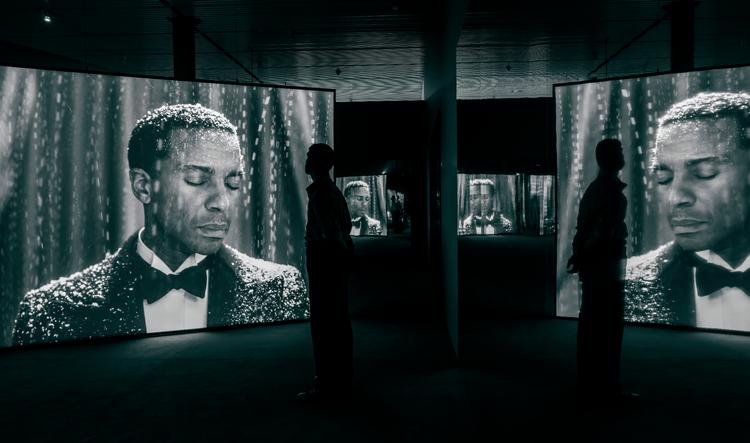 Isaac Julien benytter sig af spejlinger, både i selve videoværket og i den installation, det indgår i. Det skaber en særlig og smuk stemning, som kun forstærkes af den kunstige sne. Foto: Mads Smidstrup, ARoS