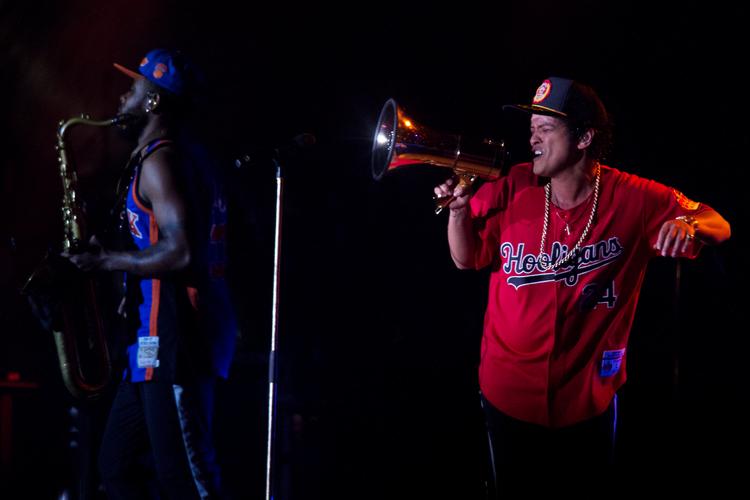 Bruno Mars i sit rette element: som showman på Orange Scene i 2018. Foto: Thomas Borberg