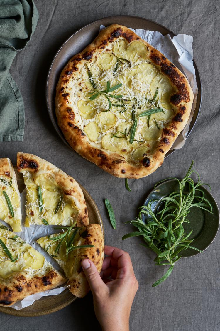 Dejlig nem pizzadej, skal blot hæve i mindst 24 timer. Foto: Columbus Leth