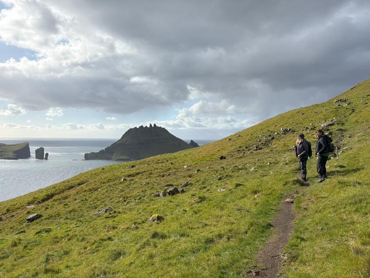 Den første del af ruten er stejl – men belønningen er stor med en udsigt, der hele tiden folder sig mere og mere ud med bløde bugter, sandstrande og rå klipper i havet. Foto: Marita Hoydal