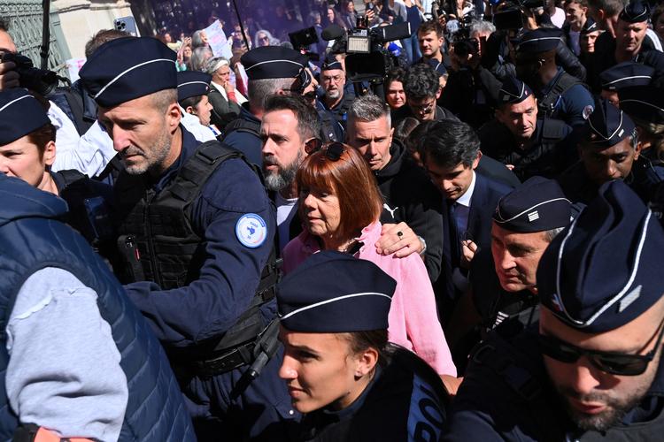 Gisèle Pelicot ankommer med sin søn til retten i den franske by Nîmes mandag i ankesagen om den omfattende voldtægtssag, hvor en af de 51 dømte mænd har valgt at anke.  Foto: Alexandre Dimou/Ritzau Scanpix
