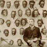 Inden for maorikulturen dyrkedes en død høvding som en forfader. Når en forfader døde, blev hans tatoverede hoved konserveret, for at den spirituelle forbindelse til slægten kunne holdes i live. Men i 1800-tallet blev de et europæisk samlerobjekt. Foto af briten Horatio Gordon Robley med sin samling af mokomokai i 1895.  Foto: Henry Stevens/wellcome Images/H. Stevens/Wellcome Images
