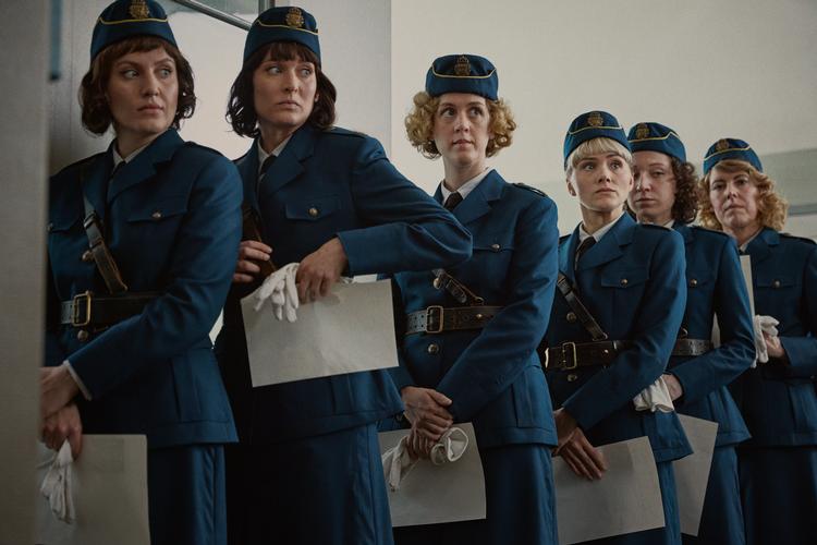 Carin, Siv og Ingrid, der er hovedpersonerne i serien 'Skiftet',  bliver mødt af massiv fjendtlighed fra deres mandlige kolleger. Foto: Jonath Mathew/Netflix