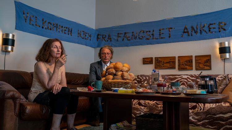 Bror Manfred og søster Freya (Bodil Jørgensen) venter noget nervøse på at byde Anker velkommen hjem fra fængslet. Nu gik det lige så godt. O.k., godt og godt ... Foto: Rolf Konow