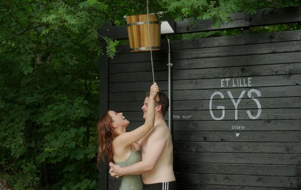 Kan man kneppe på en reformerbænk? Der er knas mellem Gandalf og Rødhætte i glampingteltet. Foto: Snowman Productions