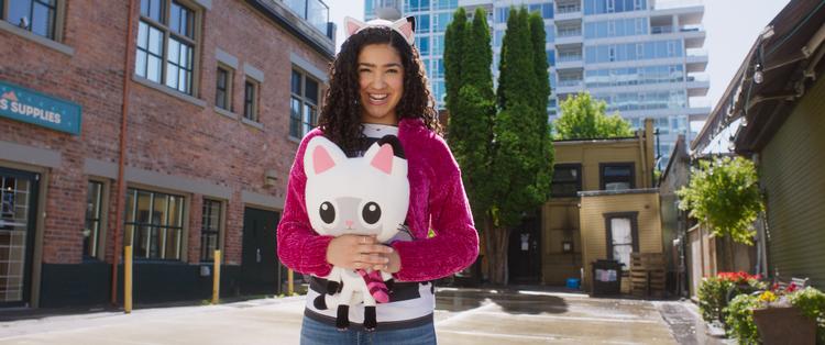 Hvis hun trykker på sin katteørehårbøjle og siger en remse, kan Gabby trylle sig om til en miniatureudgave af sig selv. Og det giver pote, når hun skal finde sit bortførte dukkehus.  