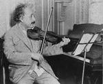 Albert Einstein på violin - det fremgår ikke, om det er violinen, der blev solgt på auktion, som han spiller på.  Foto: Uncredited/Ritzau Scanpix