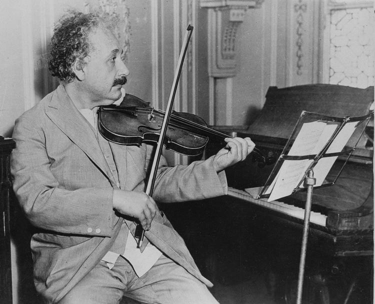 Albert Einstein på violin - det fremgår ikke, om det er violinen, der blev solgt på auktion, som han spiller på.  Foto: Uncredited/Ritzau Scanpix