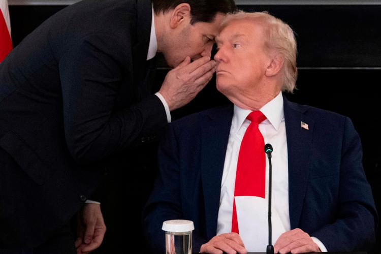 Nyhedsbureauet AFP har offentliggjort et billede af USA's udenrigsminister, Marco Rubio, der under et møde i Det Hvide Hus i Washington, D.C., hvisker i præsident Donald Trumps øre, efter at han har overbragt ham en seddel. På sedlen, som en fotograf fra AFP har set indholdet af, stod ordene 'meget tæt på' med henvisning til en accept af første del af fredsaftalen. Foto: Jim Watson/Ritzau Scanpix