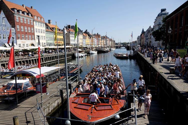 Turister flokkes til området omkring Nyhavn. Fremover kan det være, der kommer flere fra et af verdens folkerigeste lande, da der åbner nye flyruter.  Foto: Thomas Borberg
