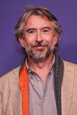 Steve Coogan har sagt, at hans opvækst i den lavere middelklasse har gjort ham bedre til at forstå og imitere almindelige mennesker end skuespillere, der er vokset op med klassisk kunst. De evner har Coogan brugt, når han har skrevet replikker til sin ualmindeligt tåbelige og ret herlige fiktive figur Alan Partridge.  Foto: Vianney Le Caer/Ritzau Scanpix