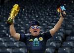 Skotlandsfan viser en kopi af et FIFA World Cup-trofæ efter kampen. Foto: Russell Cheyne/Ritzau Scanpix