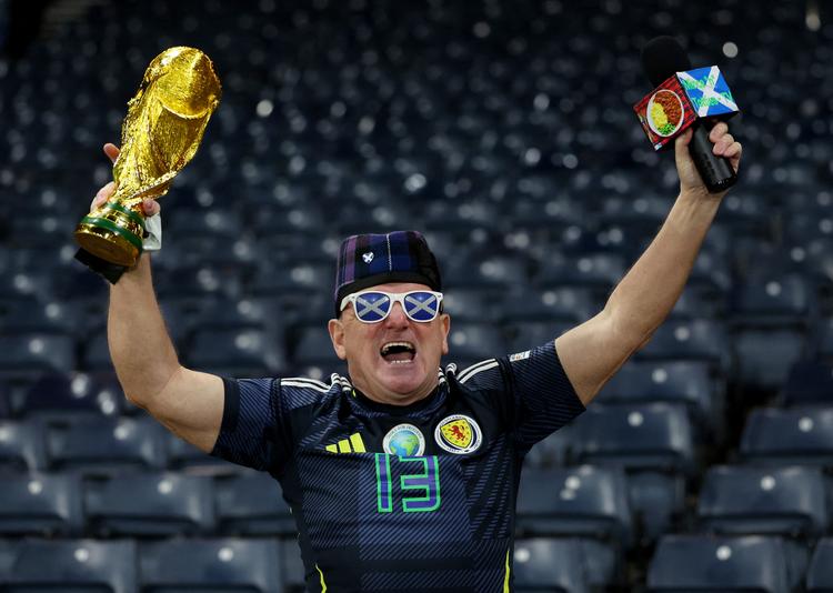 Skotlandsfan viser en kopi af et FIFA World Cup-trofæ efter kampen. Foto: Russell Cheyne/Ritzau Scanpix