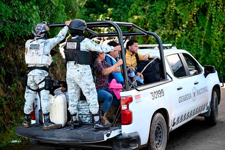 Medlemmer af Nationalgarden transporterer beboere langs Tulancingo-Tenango-vejen til Tulancingo efter kraftig regn i Hidalgo-staten, Mexico, 12. oktober 2025. Foto: Alfredo Estrella/Ritzau Scanpix