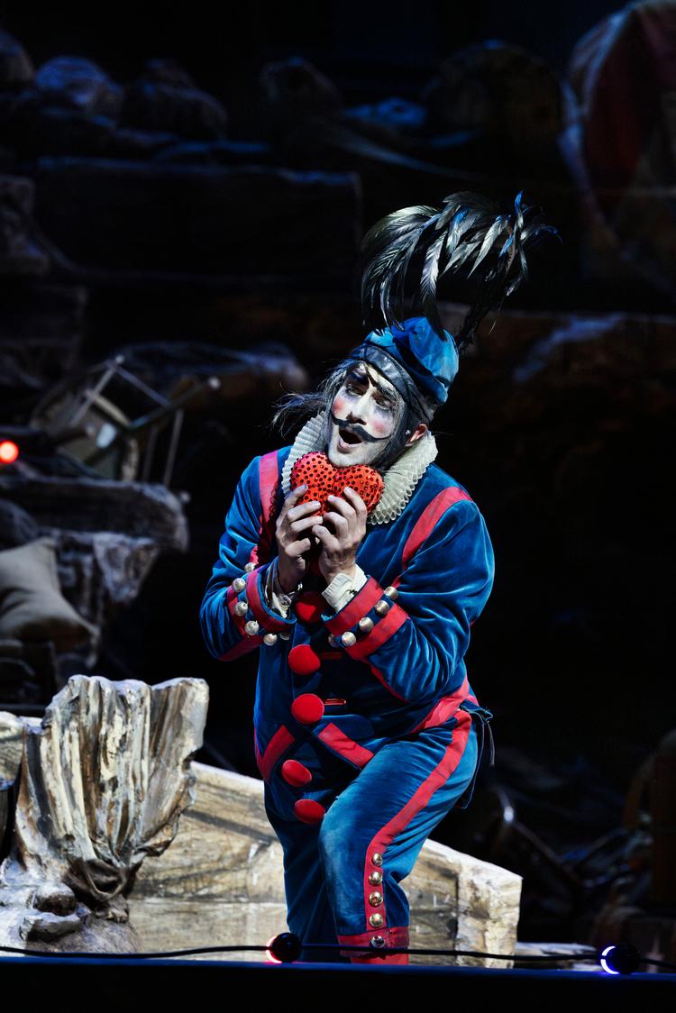 Jens Søndergaard synger rollen som den usle gøgler Tonio i 'Pagliacci', efter han først har været den barske Alfio, der hævner sig med kniv i 'Cavalleria rusticana'.  Foto: Miklos Szabo