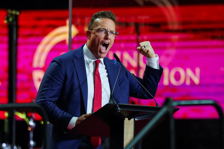 Benny Johnson taler ved mindehøjtideligheden for højrefløjsikonet Charlie Kirk – dræbt i et attentat i september. De to var nære venner. Foto: Daniel Cole/Ritzau Scanpix