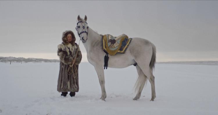 Der er filmstil over det, når Katja Schumann og hvide heste i sneen poserer ved Vesterhavet. Schumannship kaldte man ikke mindst den særlige, elegante hestedressur i Cirkus Schumann.  Foto: Anne Svejgård Lund