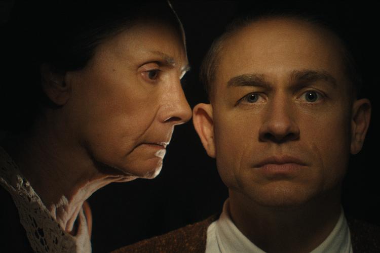 Seriemorderen Ed Gein, der gravede døde kvinder op på kirkegården og lavede møbler og tøj af deres hud, har sat et dybt aftryk i den amerikanske fælles fantasi, psyke og popkultur og har været inspiration for kendte fiktive seriemordere som Norman Bates fra 'Psycho' og Leatherface fra 'Motorsavsmassakren'. I Netflix-serien spilles han af Charlie Hunnam (bill.). Foto: Netflix/Netflix