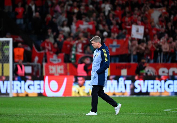 Tingene har ikke fungeret for Sveriges fodboldlandshold under træner Jon Dahl Tomasson, som nu er fyret, efter kritikken haglede ned over ham. Holdet er i overhængende fare for at kikse kvalifikationen til VM. Foto: Jonathan Nackstrand/Ritzau Scanpix