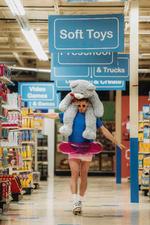 Selvfølgelig er Channing Tatum en attraktion, når han med og uden tøj på fistrer rundt i legetøjsbutikken som et venligt spøgelse.  Foto: UIP