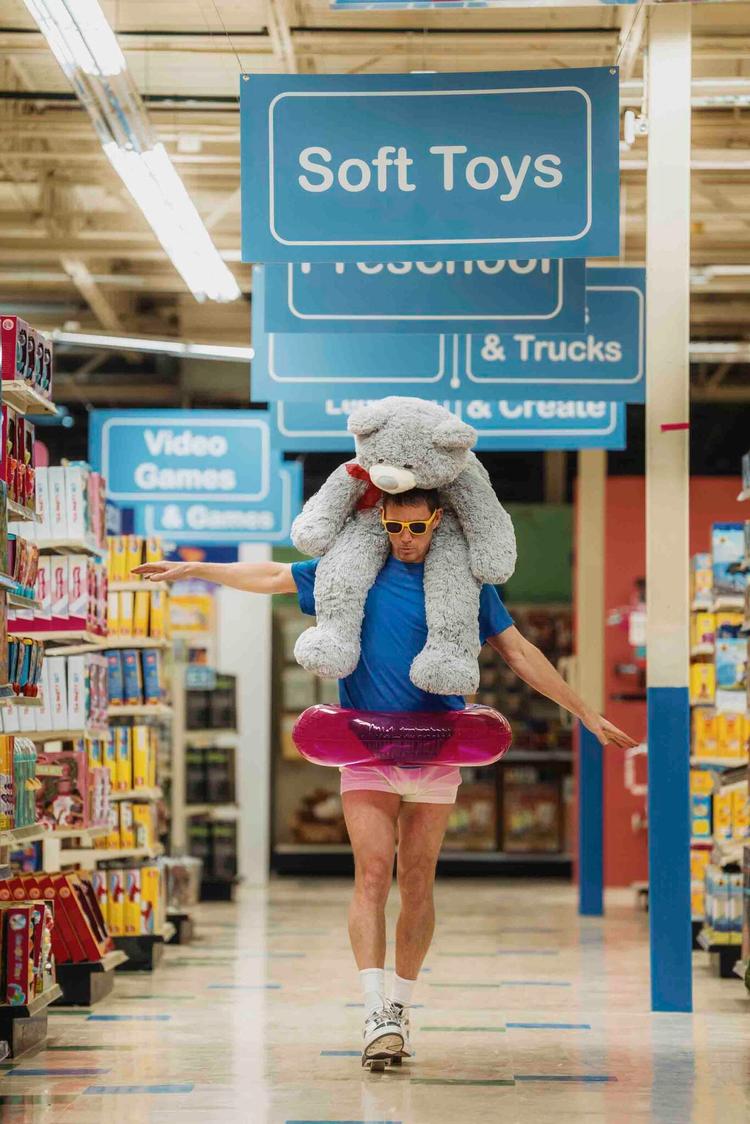 Selvfølgelig er Channing Tatum en attraktion, når han med og uden tøj på fistrer rundt i legetøjsbutikken som et venligt spøgelse.  Foto: UIP