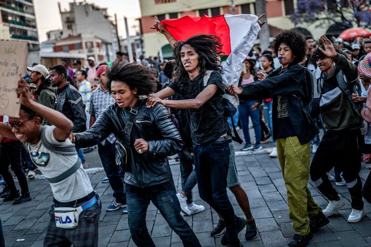 'Generation Z Madagascar' er den bevægelse, der de seneste tre uger har demonstreret i Madagaskar. De har især mobiliseret unge gennem de sociale medier samt bevægelsens officielle hjemmeside. De kæmper blandt andet for at stoppe korruption og nepotisme. Foto: Luis Tato/Ritzau Scanpix