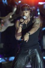 D'Angelo fotograferet i 2000, da han var på højden af sin karriere med udgivelsen af albummet 'Voodoo'. Albummet vandt prisen for bedste R'n'B-album ved Grammy-uddelingen i 2001, men selv havde D'Angelo det ikke godt med at blive udråbt som sexsymbol.   Foto: Mike Segar/Ritzau Scanpix