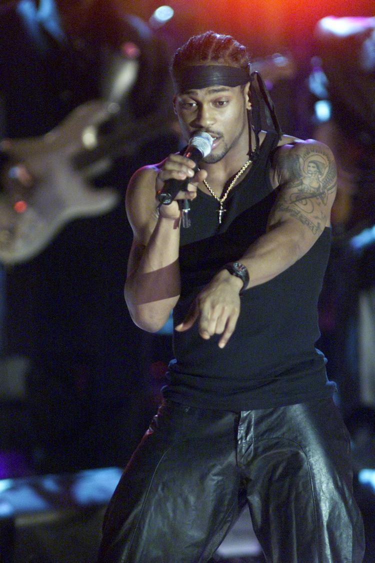 D'Angelo fotograferet i 2000, da han var på højden af sin karriere med udgivelsen af albummet 'Voodoo'. Albummet vandt prisen for bedste R'n'B-album ved Grammy-uddelingen i 2001, men selv havde D'Angelo det ikke godt med at blive udråbt som sexsymbol.   Foto: Mike Segar/Ritzau Scanpix