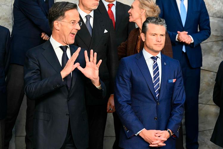 Natos generalsekretær Mark Rutte er berømt for sit gode humør og sine ihærdige forsøg på at bevare en god stemning over Atlanten. Her ses han sammen med USA's forsvarsminister Pete Hegseth, som insisterer på at kalde sig krigsminister nu.  Foto: Nicolas Tucat/Ritzau Scanpix