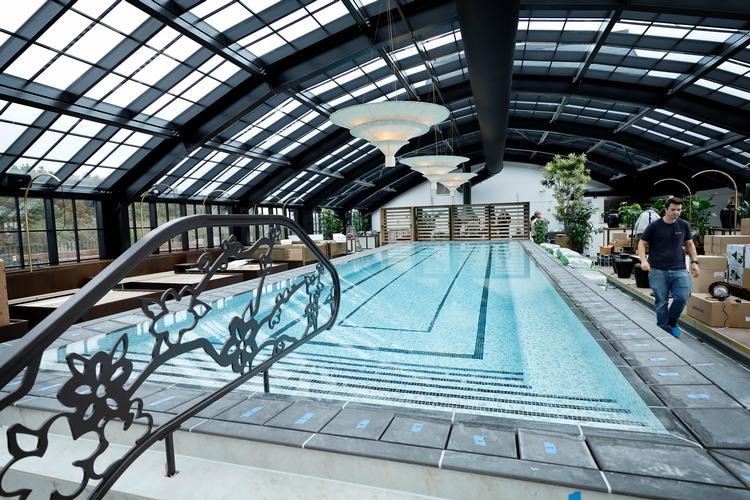 I Pool Club er der en overdækket pool samt en dumpling bar, hvis man er småsulten. Her er ingen adgang for børn under 16 år. Foto: Jens Dresling