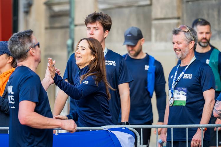 Kongefamilien hepper på deltagere i målet ved Royal Run i København i juni. Løbet er blevet afholdt siden 2018, så der er mange Royal Run-T-shirts i skabene rundt omkring.  Foto: Martin Sylvest/Martin Sylvest