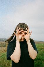 Selina Gin alias Selina Jane Lannie er flyttet på landet, hvor hun indstiller blikket på de nye omgivelser.  Foto: Bobby Mandrup