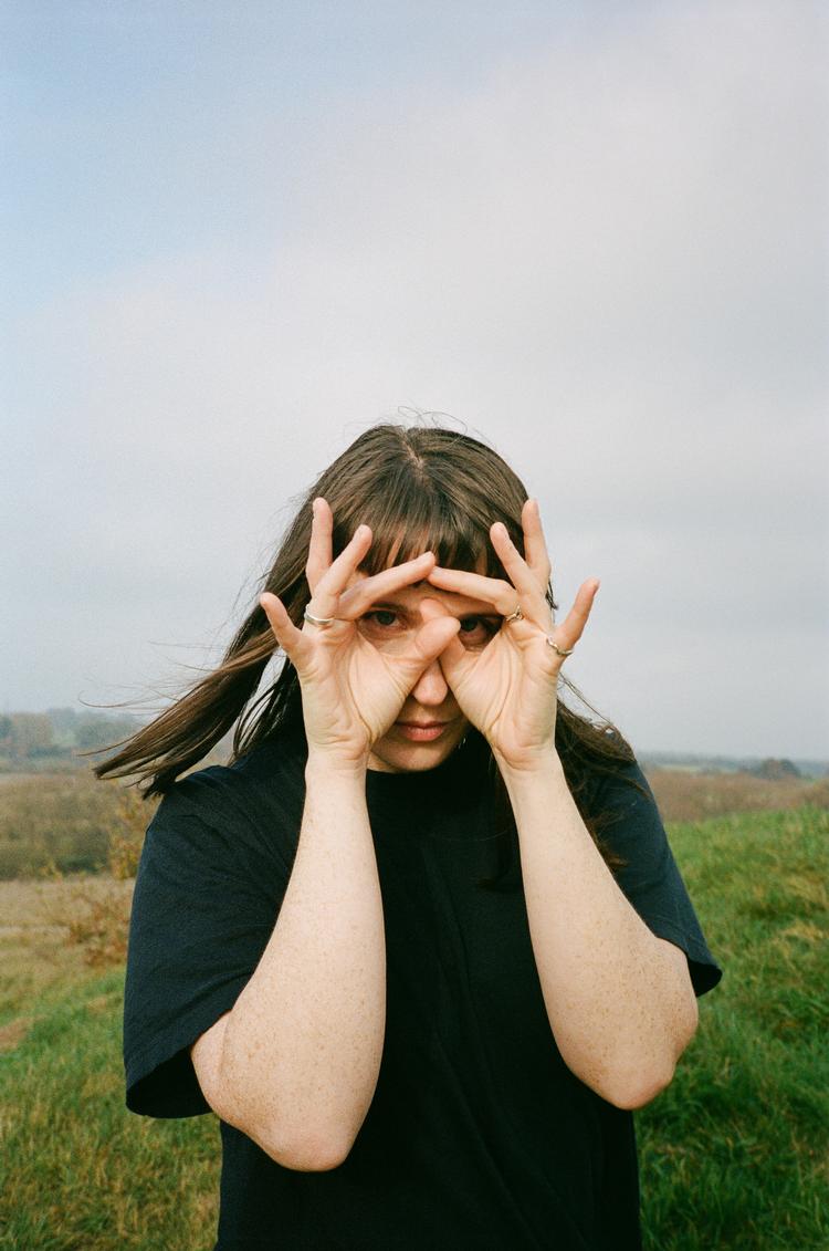 Selina Gin alias Selina Jane Lannie er flyttet på landet, hvor hun indstiller blikket på de nye omgivelser.  Foto: Bobby Mandrup