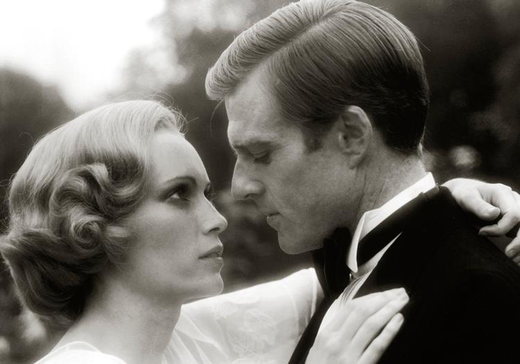 Mia Farrow (som Daisy) og Robert Redford i 'The Great Gatsby'.  Måske ser han Farrow som en Modigliani-figur? Foto: Ha/tha/shutterstock/Ritzau Scanpix