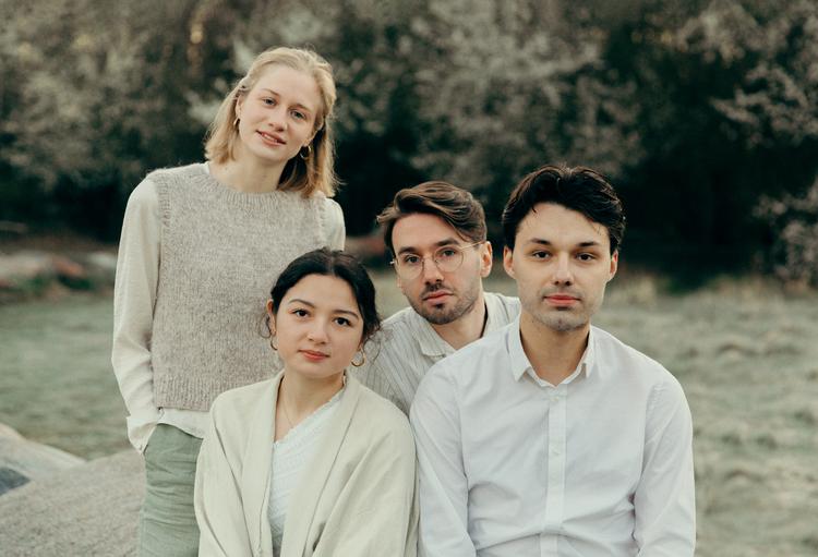 Den ene violinist er halvt japansk. Bratschisten er født i Polen. Novo-kvartettens første album, 'Track 1', er internationalt. Foto: Rita Kuhlmann