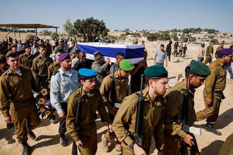 Kisten med den israelske officer Muhammad Al-Atarash, der ifølge den israelske hær døde i kamp 7. oktober 2023, og som herefter blev taget med til Gaza. Hans lig er et af de ni, der er blevet udleveret som følge af fredsplanen. Men hvad med de sidste 19? Foto: Ammar Awad/Ritzau Scanpix