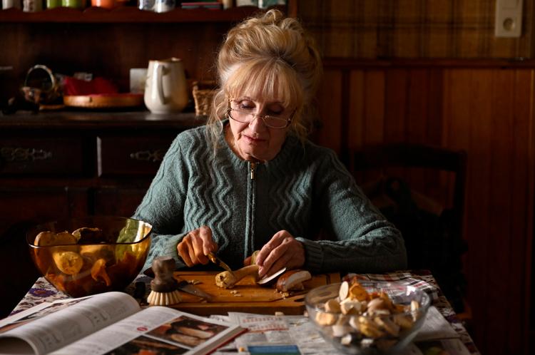 Michelle (Hélène Vincent) glæder sig til at få besøg af sin datter og barnebarn og har samlet friske svampe i skoven for at forkæle dem med hjemmelavet mad. Og hun sikrer sig, at ingen af svampene er giftige. Gør hun ikke? Foto: Camera Film