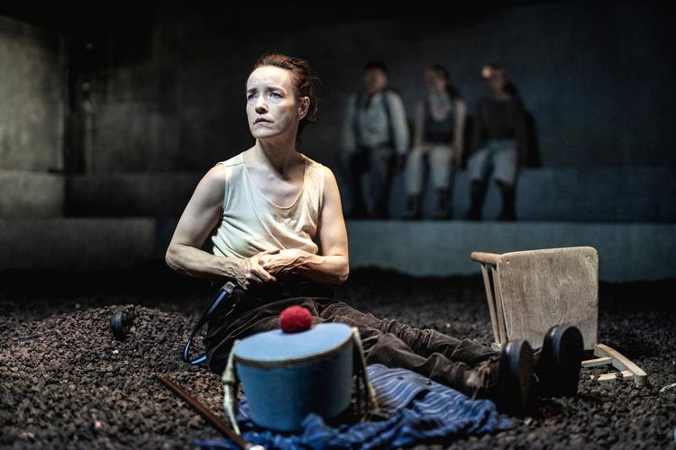 Det er umuligt at se væk fra hendes ansigt. Maria Rossing er magnetisk i hver eneste rolle i Elisa Kragerups iscenesættelse af Selma Lagerlöfs 'Kejseren af Portugalien'. Foto: Camilla Winther