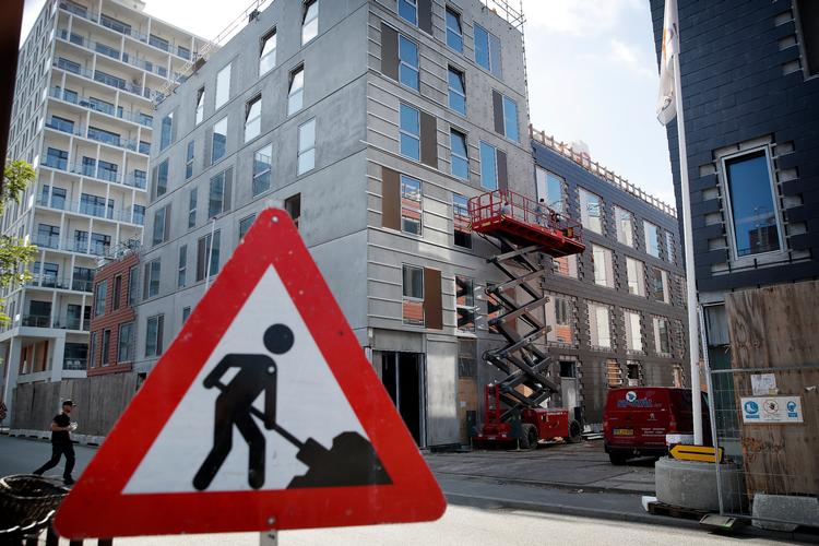 New builds in Nordhavn. Off-plan apartments and other new construction. Copenhagen Harbor. The Århusgade district. Construction and roadwork signage. Foto: Jens Dresling